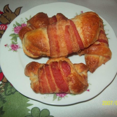 Lilahagymás baconos kifli