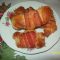 Lilahagymás baconos kifli