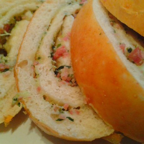 Stromboli (sonkás, sajtos puha kelt tészta tekercs)