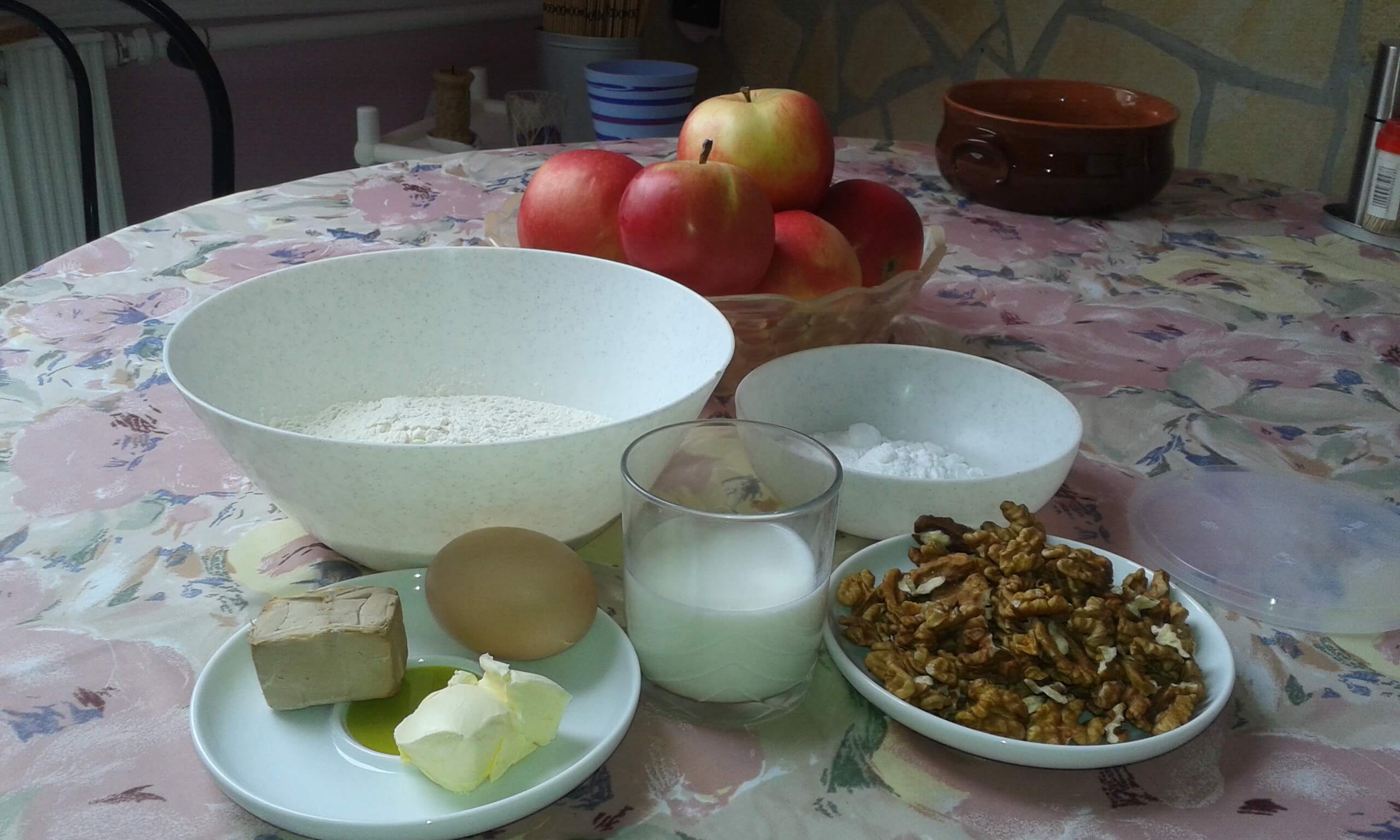Almás-diós lepénytorta elkészítésének 1. lépése