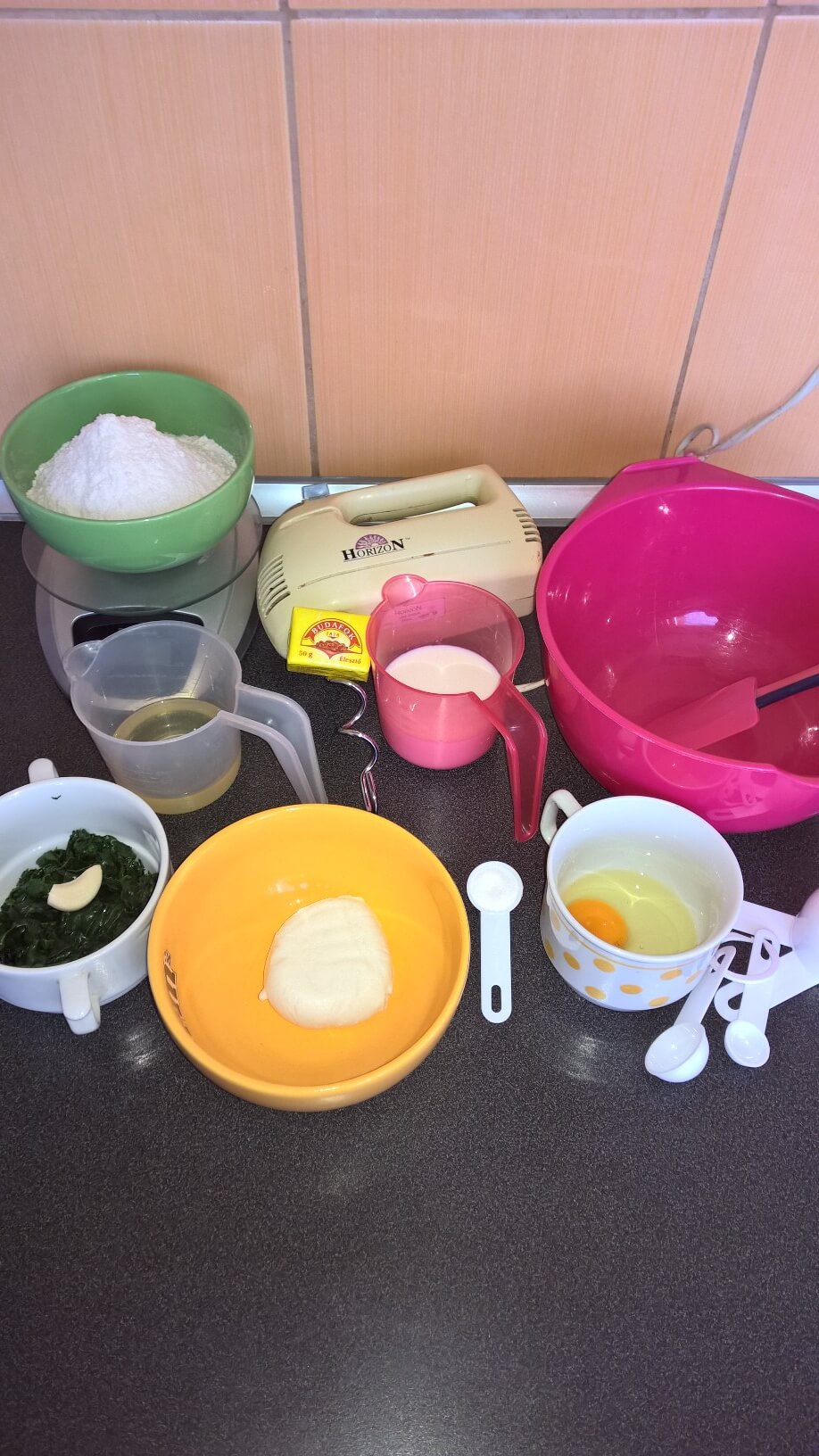 Spenótos mozzarellás csiga elkészítésének 1. lépése