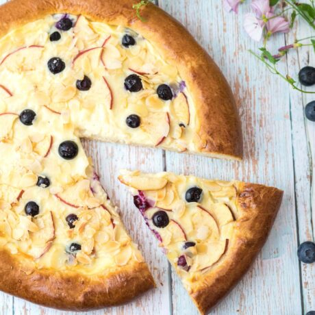 Almás-áfonyás briós pizza